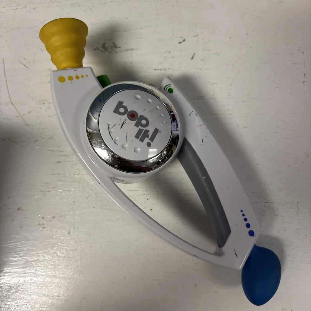 BOP IT! Talking Handheld Electronic Reflex Game‎ White 2008 Hasbro *read
